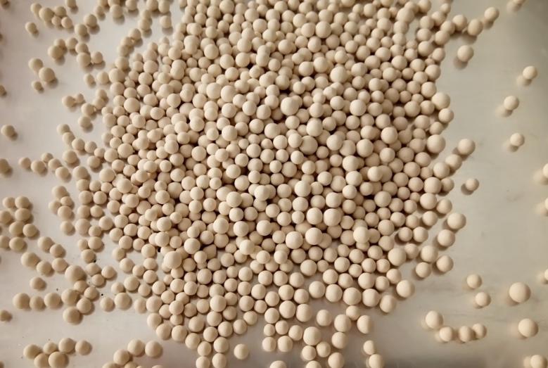 Silica gel desiccant beads for moisture control guide