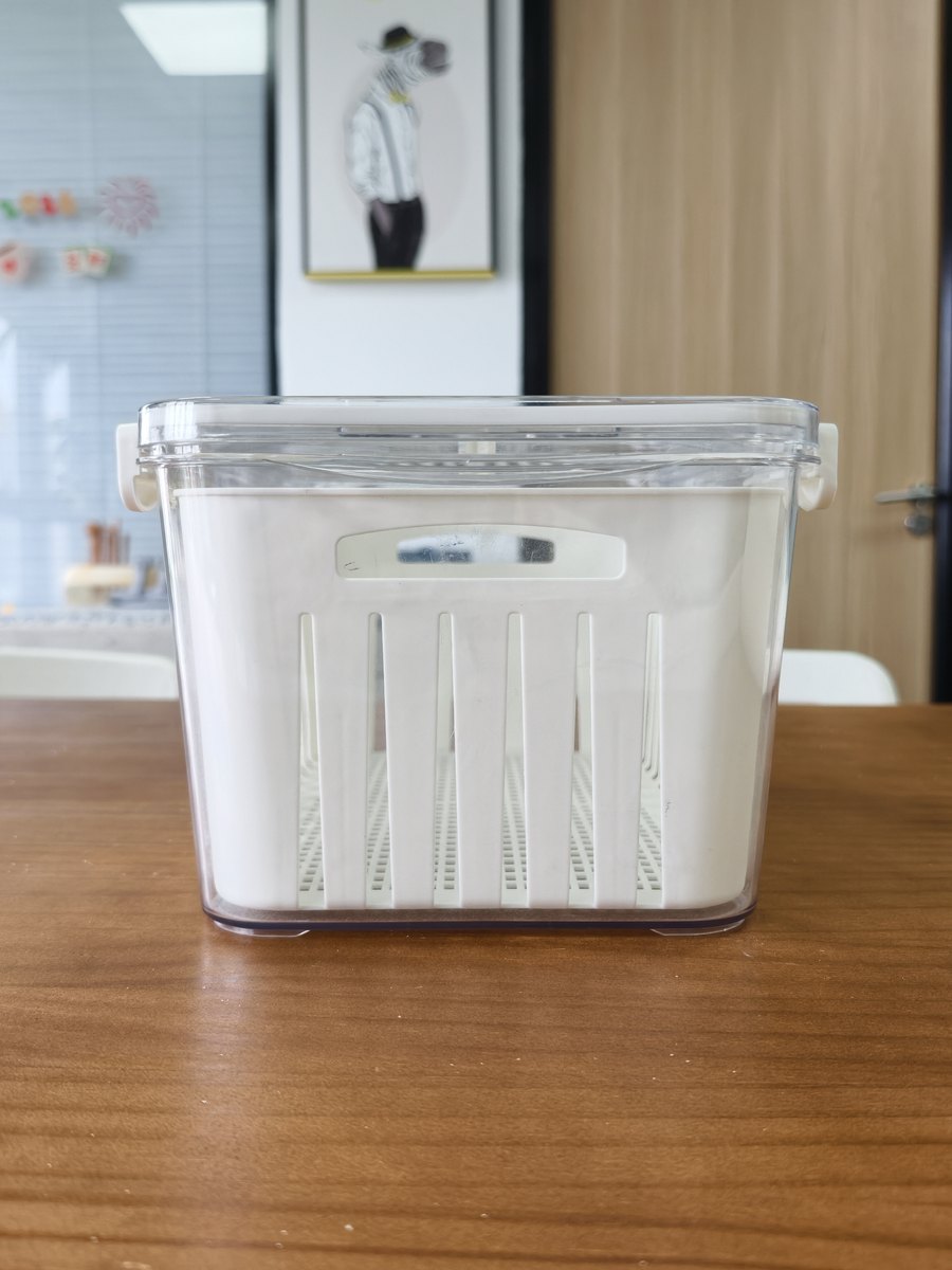 Closed Wisedry flower drying container used to keep silica gel clean between projects