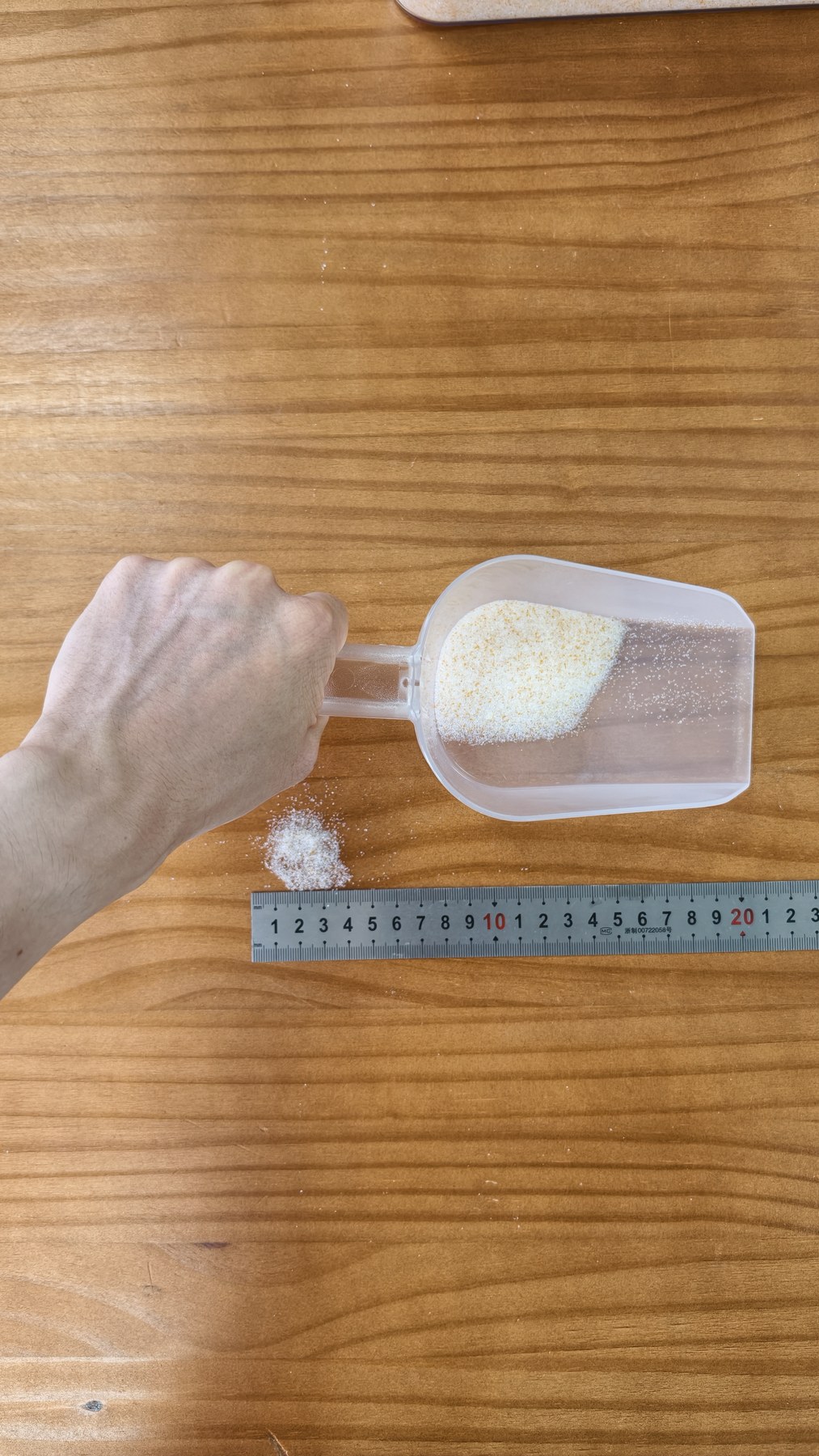 Wisedry flower drying silica gel crystals measured with a scoop before filling the container
